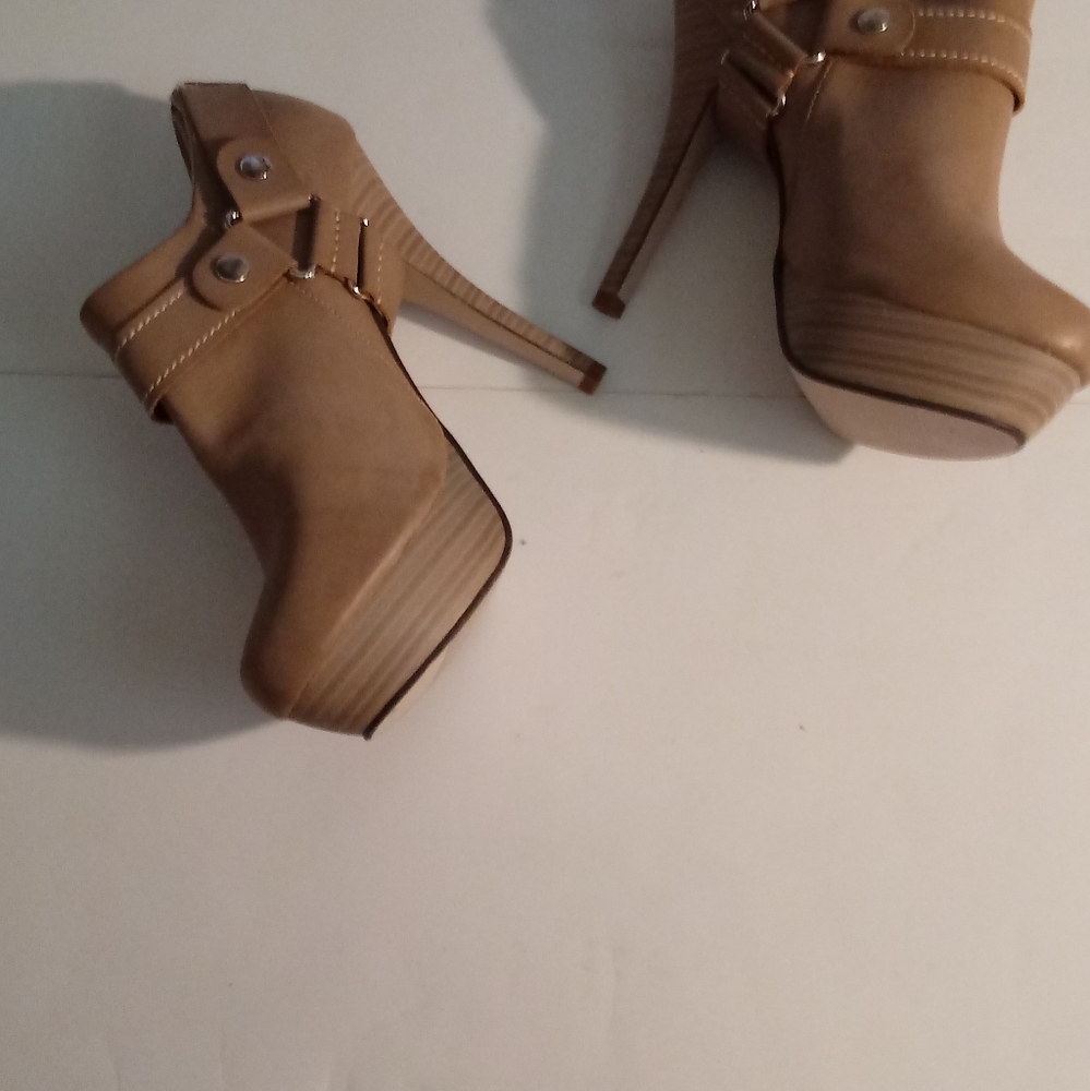 "Twisted" Heels - Picture 3 of 8